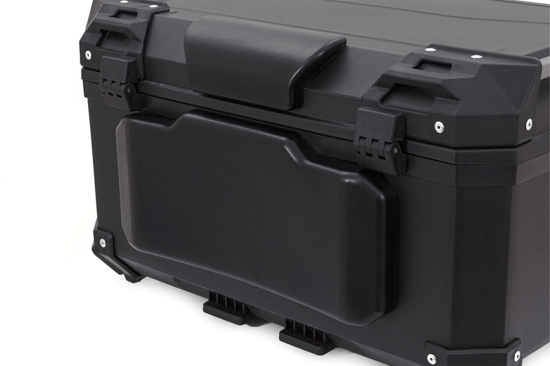 MALETA-PLASTICA-CUADRADA-MAVERICK-DE-60-LT---2-CASCOS--NEGRO